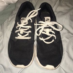 Black roshe nikes